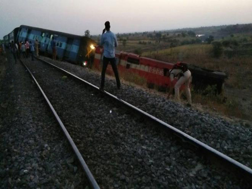 train derails_.
